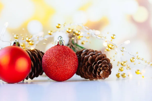 Noel veya yeni yıl süslemeleri, kırmızı hediye kutusu, çam kozalağı — Stok fotoğraf