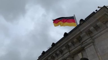 Reichstag binasında Alman bayrağı sallanıyor 