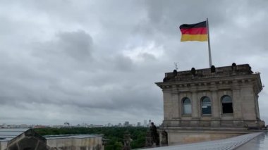Reichstag binasında Alman bayrağı sallanıyor 