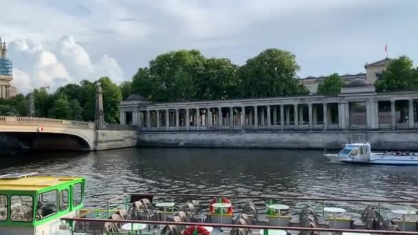 Berlin Tyskland Juli 2019 Berlins Domkyrka Berliner Dom Och Turbåtar — Stockvideo