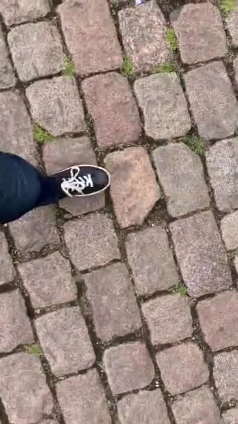 Fötter Svarta Sneakers Över Staden Kliva Över Sett Road — Stockvideo