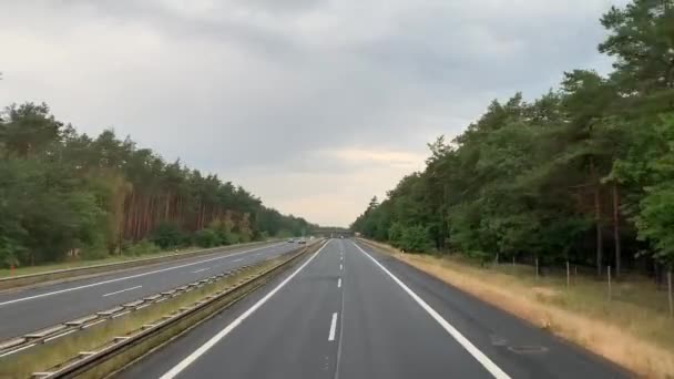 Autobahn Duitsland Asfaltweg Kleurrijke Bomen Zonnige Lucht Auto Reizen Tweede — Stockvideo