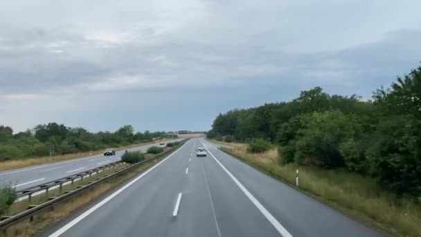 德国的高速公路 柏油路 五彩缤纷的树 阳光灿烂的天空 汽车旅行 二楼公共汽车的观点 — 图库视频影像