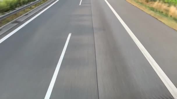 Οδός Autobahn Στη Γερμανία Δρόμος Ασφάλτου Πολύχρωμα Δέντρα Ηλιόλουστος Ουρανός — Αρχείο Βίντεο