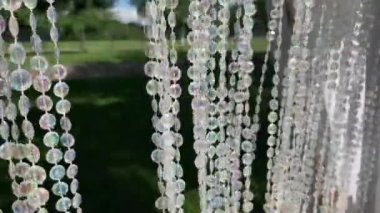 Parlak parlaklık. Asılı kristaller. Dimond parlayan arka plan. Lüks konsept. Yansıma