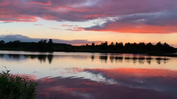 Puesta Sol Playa Del Río Con Hermoso Cielo — Vídeos de Stock