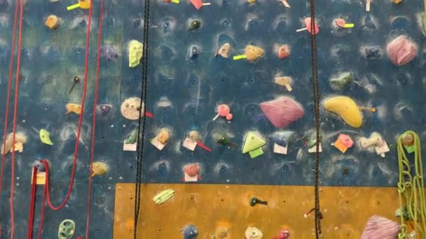 Eine Wand Zum Klettern Mit Felsen Blick Von Unten — Stockvideo