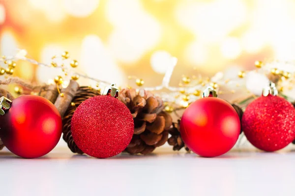 Décorations de Noël ou du Nouvel An, cône de pin et boules rouges avec — Photo