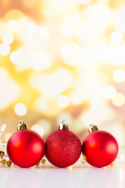 Vánoční nebo nováteční dekorace, červené kuličky s nelehkým bokehem — Stock fotografie