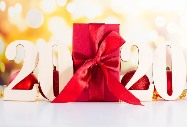 Decoraciones de Navidad o año nuevo, signo 2020, caja de regalo roja y b — Foto de Stock