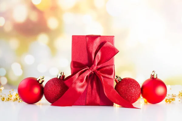 Noel veya yeni yıl süslemeleri, kırmızı hediye kutusu ve topları ile — Stok fotoğraf