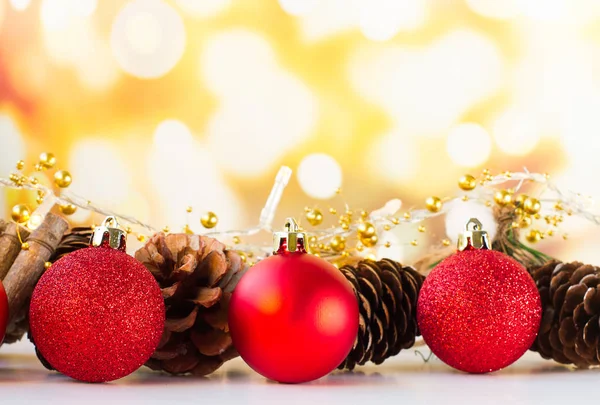 Décorations de Noël ou du Nouvel An, cône de pin et boules rouges avec — Photo