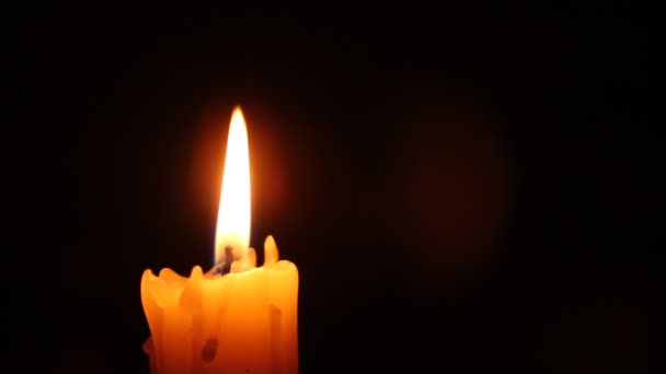 蜡烛火焰在黑色上的特写 老白蜡烛 — 图库视频影像