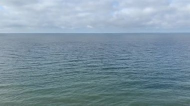 Fırtınalı havalarda hareketli yüzey ve soğuk baltık denizi dalgaları