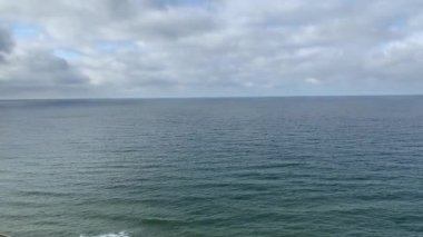 Fırtınalı havalarda hareketli yüzey ve soğuk baltık denizi dalgaları