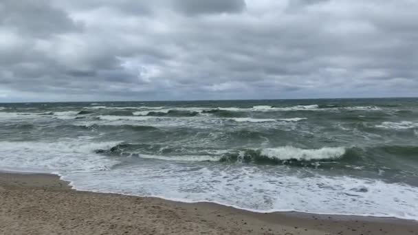 Движущаяся Поверхность Волны Холодного Балтийского Моря Бурную Погоду — стоковое видео