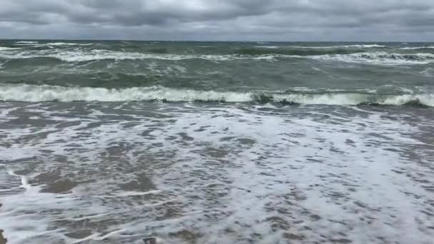 Bewegte Oberfläche Und Wellen Der Kalten Ostsee Bei Stürmischem Wetter — Stockvideo