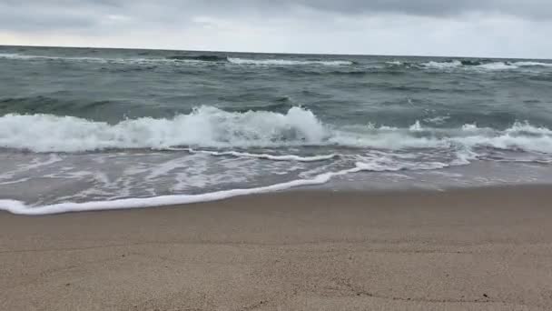 在暴风雨天气中移动的冷波罗的海表面和波浪 — 图库视频影像