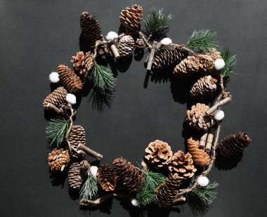 Noel ve Yeni Yıl kompozisyonu. Üzerinde koni olan köknar dalları 