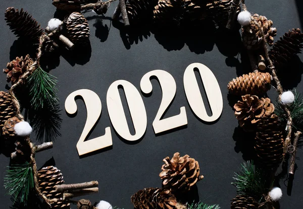 Composición de Navidad y Año Nuevo. 2020 símbolos y rama de abeto — Foto de Stock