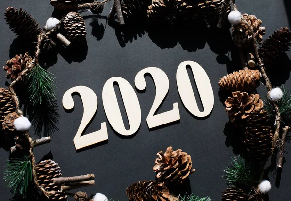 Jul og nytår sammensætning. 2020 Symboler og grangrene - Stock-foto