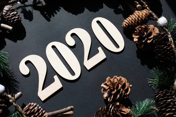 Composición de Navidad y Año Nuevo. 2020 símbolos y rama de abeto — Foto de Stock