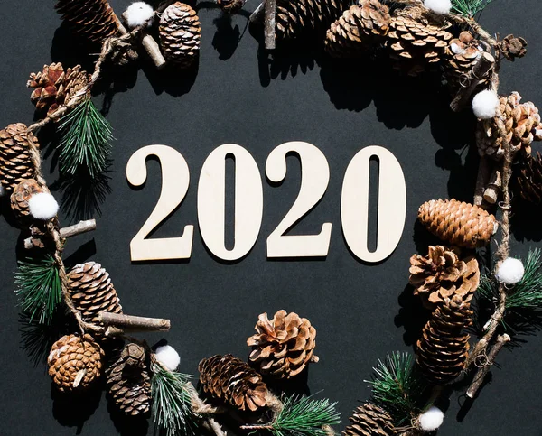 Composición de Navidad y Año Nuevo. 2020 símbolos y rama de abeto — Foto de Stock