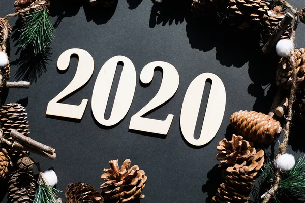 Composición de Navidad y Año Nuevo. 2020 símbolos y rama de abeto — Foto de Stock