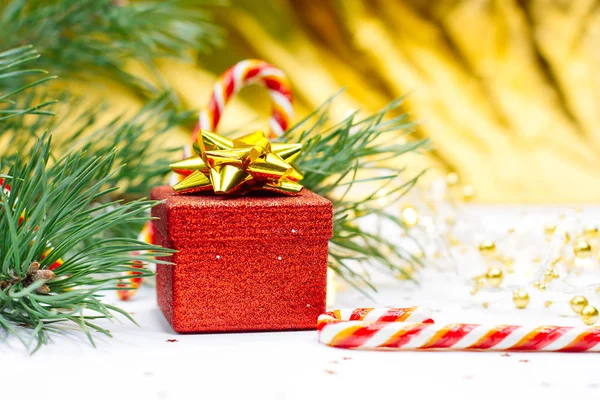 Χριστουγεννιάτικη σύνθεση. Κλαδί ελάτης, κόκκινο κουτί δώρου, ζαχαροκάλαμο — Φωτογραφία Αρχείου