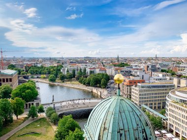 Berlin, Almanya 'nın gökyüzü manzarası. 