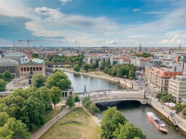 Berlin, Almanya 'nın gökyüzü manzarası. 
