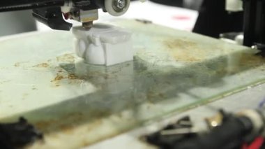 3D yazıcı yakından çalışıyor. Otomatik üç boyutlu 3D yazıcı plastik gerçekleştirir.