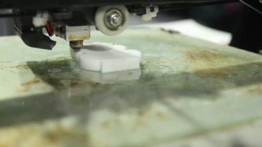 3D yazıcı yakından çalışıyor. Otomatik üç boyutlu 3D yazıcı plastik gerçekleştirir.