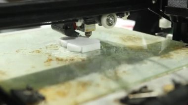 3D yazıcı yakından çalışıyor. Otomatik üç boyutlu 3D yazıcı plastik gerçekleştirir.