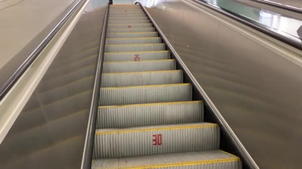 空移动楼梯的特写镜头 现代自动扶梯楼梯 室内移动 — 图库视频影像