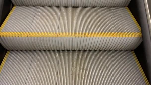 Close Shot Empty Moving Staircase Modern Escalator Stairs Which Moves — Stock Video