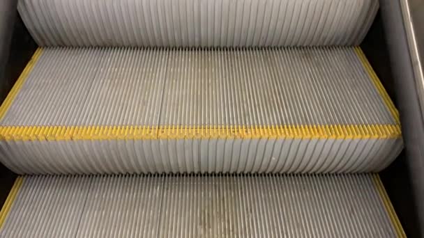 Gros plan de l'escalier vide en mouvement. Escalier moderne escalator, qui se déplace à l'intérieur .