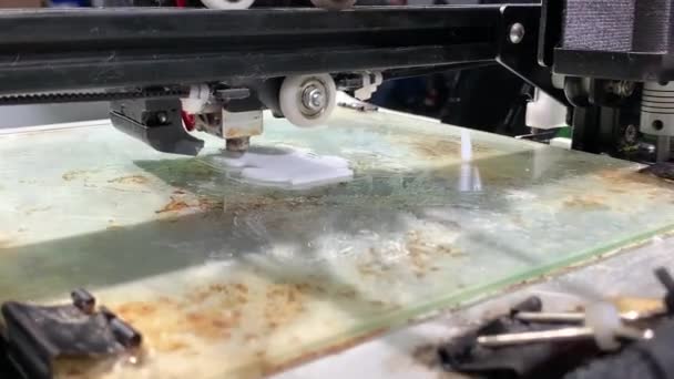 3D tiskárna pracuje zblízka. Automatická trojrozměrná 3D tiskárna provádí plasty. — Stock video