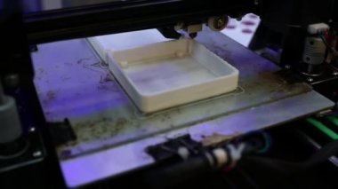 3D yazıcı yakından çalışıyor. Otomatik üç boyutlu 3D yazıcı plastik gerçekleştirir.