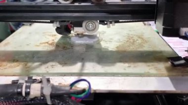 3D yazıcı yakından çalışıyor. Otomatik üç boyutlu 3D yazıcı plastik gerçekleştirir.