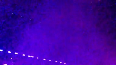 Konfeti konserde havaya uçtu. Konfeti gece havada uçuşuyor..