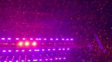 Konfeti konserde havaya uçtu. Konfeti gece havada uçuşuyor..
