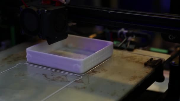 Impresora 3D trabajando de cerca. Impresora 3D tridimensional automática realiza plástico . — Vídeo de stock