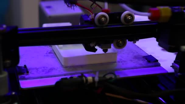 3D-printer werkt van dichtbij. Automatische driedimensionale 3D-printer voert plastic uit. — Stockvideo