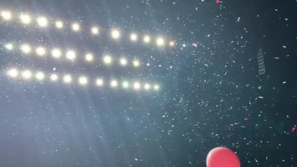 Confetti disparó al aire en un concierto. Confetti volando en el aire por la noche . — Vídeos de Stock