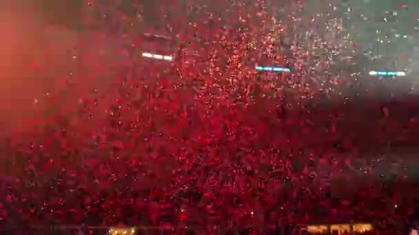 Confetti vypálil na koncert. Konfety létají v noci ve vzduchu. — Stock video