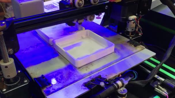A 3D nyomtató közelről dolgozik. Automatikus háromdimenziós 3D nyomtató műanyagot végez. — Stock videók