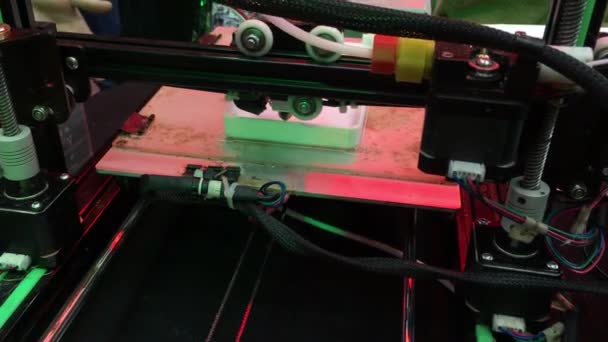 3D printer working close up. Automatic three dimensional 3d printer performs plastic. — Stockvideo