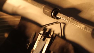 Daktiloyu beyaz kağıda boş yaz. Arkaplan