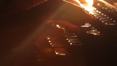 Eski tip antika daktiloda yazan adamın yakın çekim görüntüsü; arka ışıklandırma; haber, medya veya iletişim konsepti